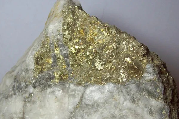 這種最像黃金的礦石看起來(lái)很漂亮，常被人誤認(rèn)成是金礦石